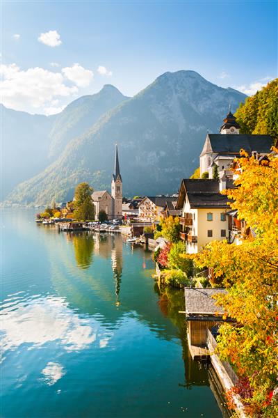 دهکده معروف هالشتات در کوه های آلپ اتریش منظره زیبای پاییزی