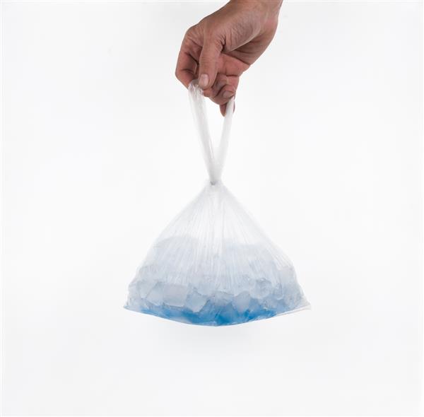 تکه های یخ در یک بسته
