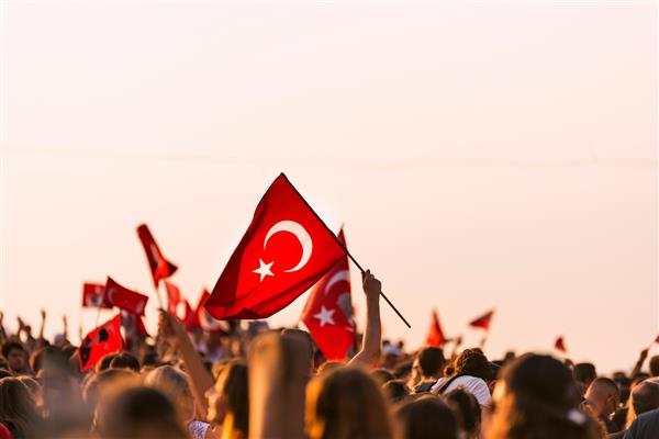 ازمیر ترکیه - 9 سپتامبر 2018 9 سپتامبر روز استقلال ازمیر شلوغی مردم در میدان گوندوگدو و پرچم های ترکیه در میان جمعیت