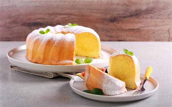 کیک حلقه اسفنجی لیمو با پودر شکر در بشقاب