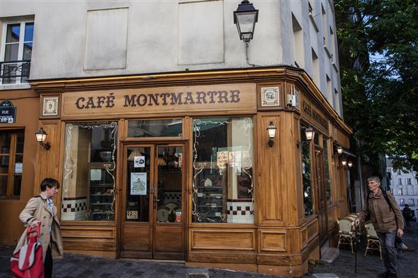 پاریس فرانسه - 6 اکتبر 2016 کافه جذاب Montmartre در تپه Montmartre مون‌مارتر با کافه‌های سنتی فرانسوی و گالری‌های هنری یکی از پربازدیدترین مکان‌های دیدنی پاریس است