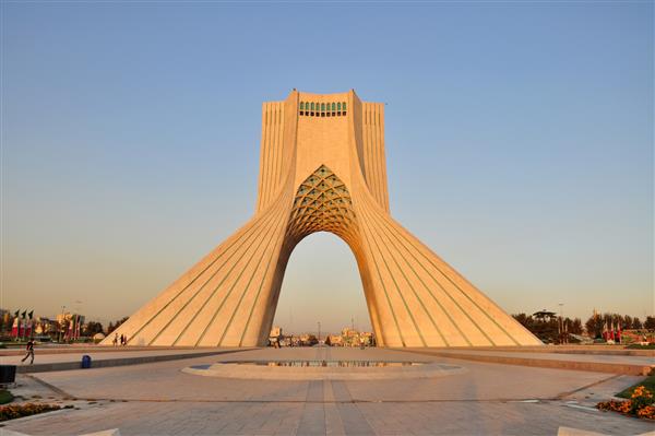 تهران - حدود آگوست 2012 برج آزادی در پرتو غروب خورشید در حدود اوت 2012 در تهران برج آزادی و میدان آزادی از معروف ترین مکان های تهران هستند که گردشگران از آن دیدن می کنند