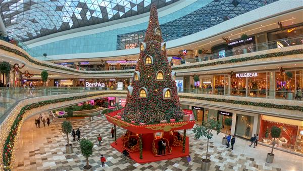 استانبول ترکیه - دسامبر 2018 تزئین سال نو با درخت کریسمس بزرگ در مرکز خرید وادستانبول