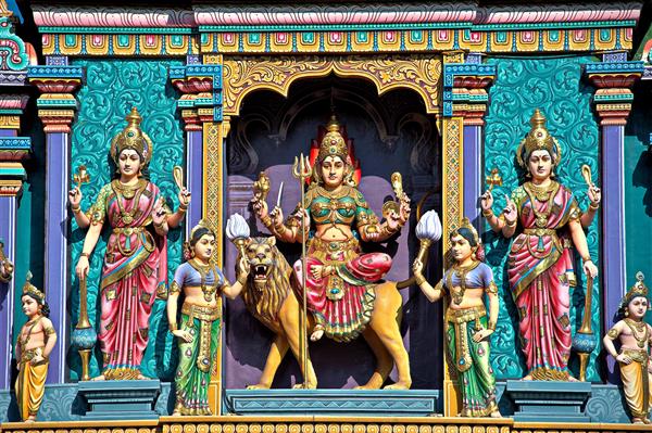 مجسمه های رنگارنگ خدایان مذهبی هندو که ورودی معبد معروف هندو در هند کوچک سنگاپور را از نمای نزدیک تزئین می کنند