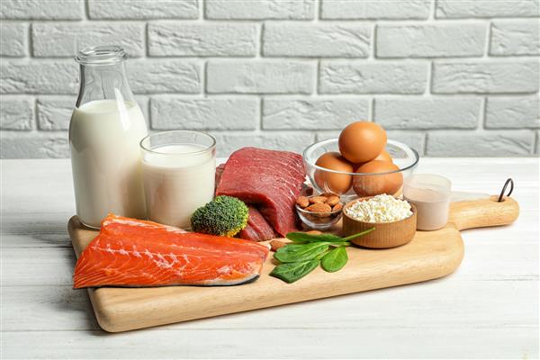غذاهای طبیعی مختلف روی میز رژیم غذایی با پروتئین بالا