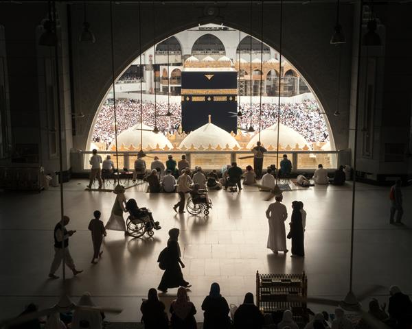 مکه عربستان سعودی 28 ژانویه حجاج مسلمان از سراسر جهان در 28 ژانویه 2017 در مکه عربستان سعودی در اطراف کعبه می چرخند مردم مسلمان با هم در مکان مقدس نماز می خوانند