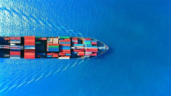 کانتینر بار کامل کشتی کانتینری نمای بالای هوایی برای پس زمینه مفهومی صادرات حمل و نقل یا حمل و نقل واردات لجستیک
