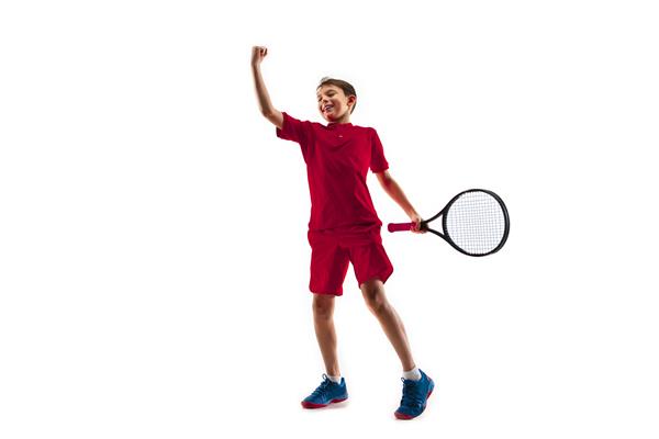 تنیس باز پسر نوجوان در حال حرکت یا حرکت جدا شده در پس زمینه سفید استودیو مفهوم ورزش ورزش تمرین