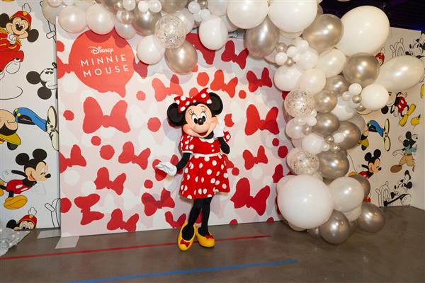 نیویورک نیویورک - 22 ژانویه 2019 شخصیت Minnie Mouse در نمایشگاه Mickey The True Original در روز ملی پولکا دات در 60 10th Avenue شرکت می کند
