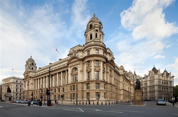 ساختمان اداری جنگ قدیمی که از وایت هال دیده می شود - محل سابق دفتر جنگ لندن بریتانیا عکس منظره شهری با لنز شیب‌دار که عمودی‌ها را حفظ می‌کند