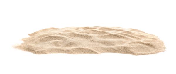 انبوهی از ماسه خشک ساحل در پس زمینه سفید