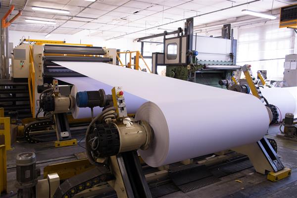 پوردنون ایتالیا - 3 مارس 2017 - کارخانه کاغذ ایتالیایی که کاغذهای ظریف و فنی را تولید می کند با هر تکنیک چاپ و تبدیلی مطابقت دارد - خط پایان