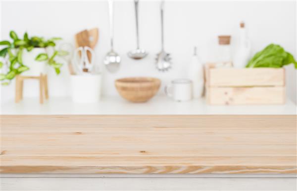 رویه میز چوبی روی ظروف آشپزخانه تار برای نمایش محصول