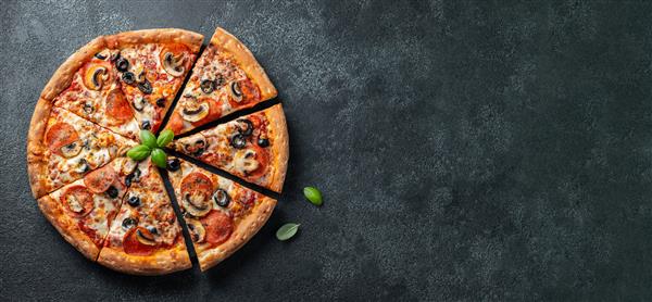 پیتزا پپرونی خوشمزه با قارچ و زیتون نمای بالا با فضای کپی بنر