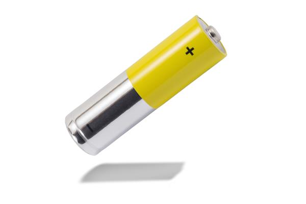 باتری های قلیایی و باتری های فلزی زرد رنگ AA ایزوله شده در نمای نزدیک پس زمینه سفید باتری های کربن روی باتری های قابل شارژ ماکت