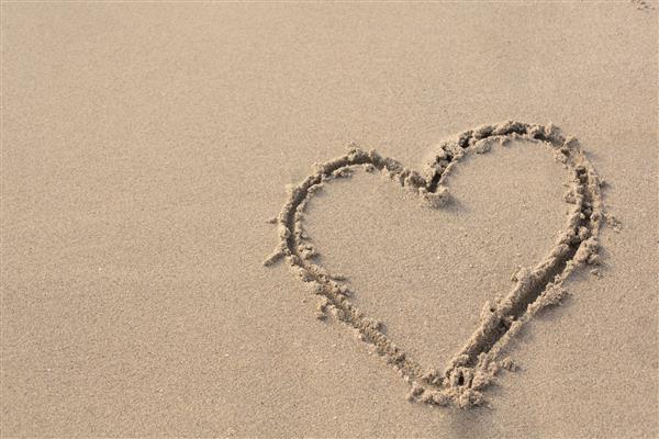قلب روی شن و ماسه در ساحل