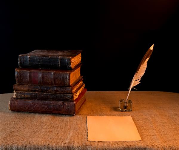 کتابهای قدیمی با جلدهای چرم اصل قلم جوهر قلم و کاغذ