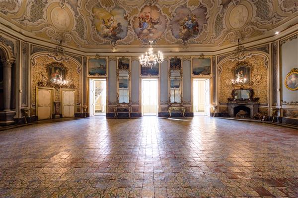 کاتانیا ایتالیا - 18 ژانویه 2019 فضای داخلی Palazzo Biscari در کاتانیا ایتالیا با سالن اتاق توپ باروک سیسیلی و سالن پذیرایی