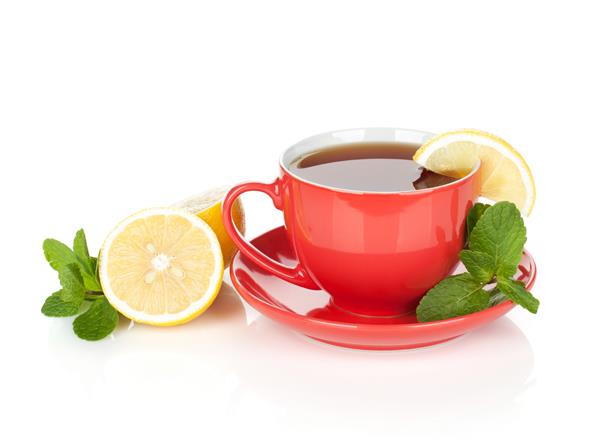 فنجان چای قرمز با لیمو و نعنا جدا شده در پس زمینه سفید