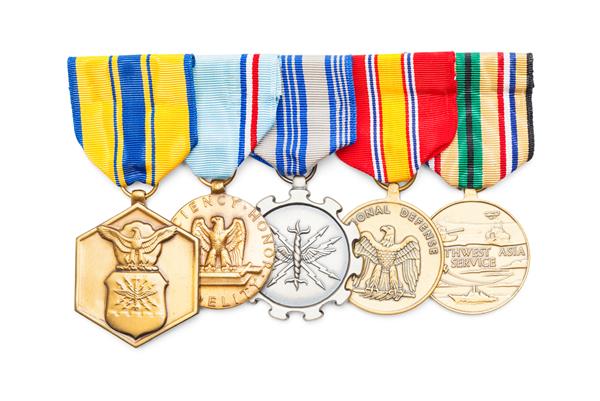 مدال های نظامی ایالات متحده بر روی سفید جدا شده است
