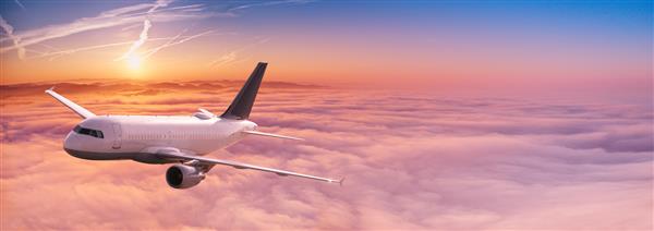 هواپیمای تجاری جت در حال پرواز بر فراز ابرهای چشمگیر در نور زیبای غروب خورشید مفهوم سفر