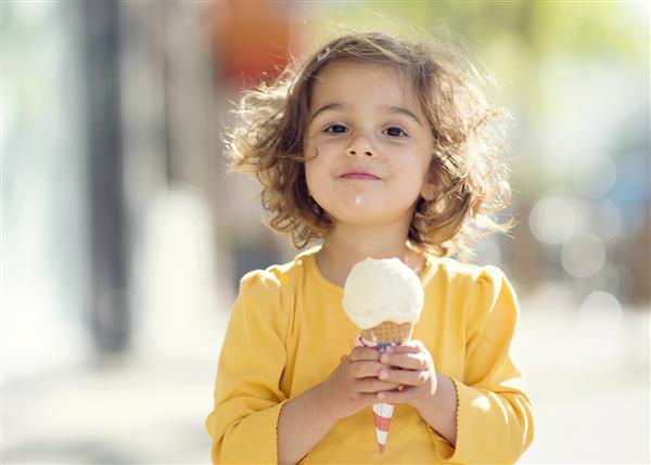دختر نوپا ناز در حال خوردن بستنی