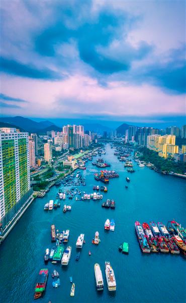 نمای پانوراما از بالا ترالرهای ماهیگیری سنتی در خلیج آبردین یکی دیگر از مناطق مهم در صنعت ماهیگیری در جنوب هنگ کنگ است