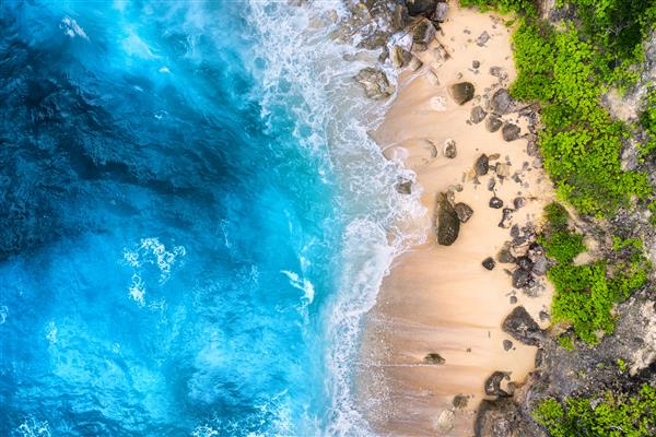 ساحل به عنوان پس زمینه از نمای بالا پس زمینه آب فیروزه ای از نمای بالا منظره دریایی تابستانی از هوا جزیره بالی اندونزی سفر - تصویر
