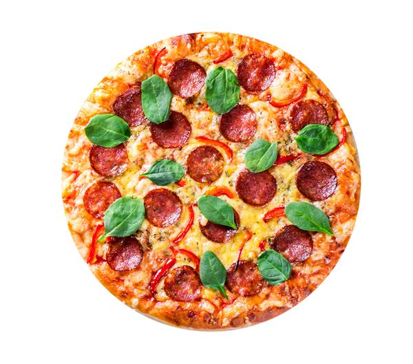 پیتزا پپرونی با پنیر موزارلا سالامی فلفل ادویه جات ترشی جات و اسفناج تازه پیتزا ایتالیایی جدا شده در پس زمینه سفید با فضای کپی نمای بالا