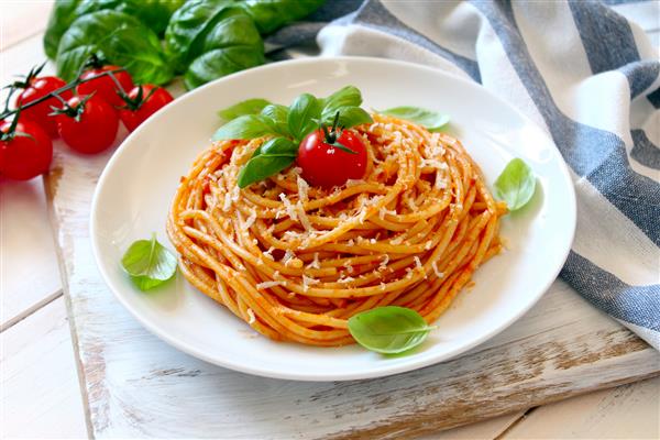 اسپاگتی با سس گوجه فرنگی نمای بالا با فضای کپی