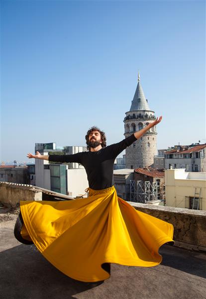 مرد چرخان درویش یا سمازن در استانبول ترکیه برج و شهر گالاتا در پس زمینه