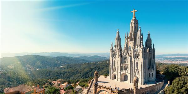 معبد قلب مقدس عیسی در کوه تیبیدابو در پس زمینه آسمان آبی بارسلون اسپانیا