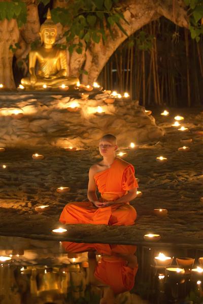 چیانگ مای تایلند - 24 مه روز ویساخا بوچا مهمترین رویداد روز بودایی است راهب بودایی به سوی بودا شمع آتش می‌زند 24 مه 2013 در معبد Phan Tao Chiangmai تایلند