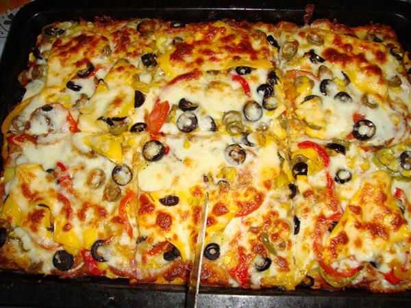 یک پیتزا مربع بزرگ خاص
