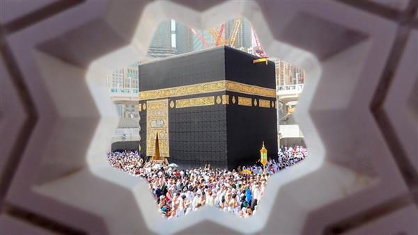 مکه عربستان سعودی - 14 ژوئیه 2018 منظره زیبای کعبه در مسجد الحرام در مکه عربستان سعودی زائران مسلمان از سراسر جهان برای ادای عمره یا حج گرد آمدند