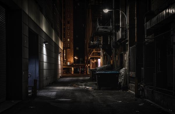 کوچه تاریک شیکاگو در شب