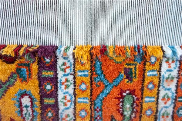 کوش آداسی ترکیه - 28 آوریل 2019 بافندگی برای فرش دستباف نمای نزدیک