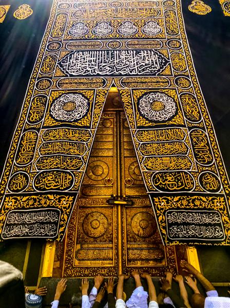 مکه عربستان سعودی - آوریل 2019 درهای طلایی کعبه مقدس پوشیده از کیسوه قفل عظیم روی درها ورودی کعبه در مسجدالحرام