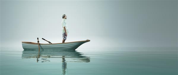مردی در یک قایق در دریا ایستاده و به افق نگاه می کند