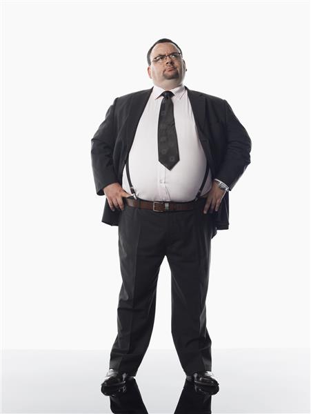 قد کامل یک تاجر دارای اضافه وزن که در برابر پس زمینه سفید ایستاده است