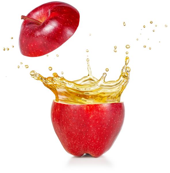 آب شفافی که از یک سیب قرمز جدا شده روی سفید می‌پاشد