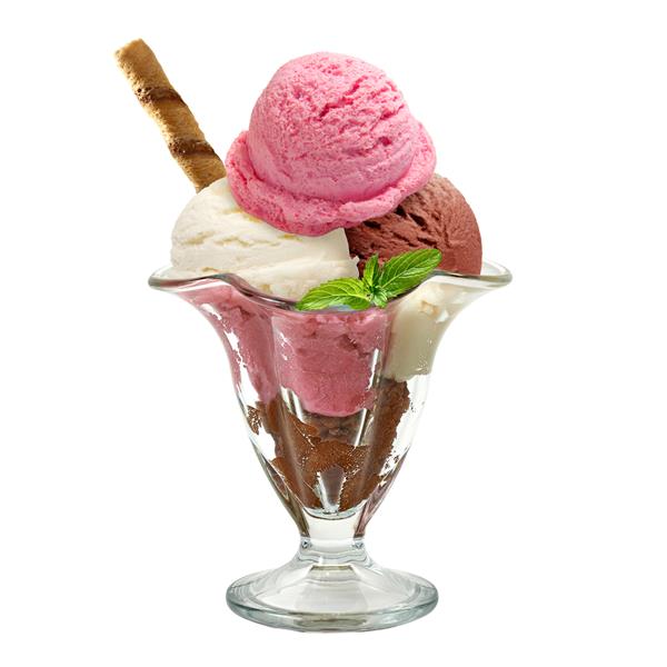 اسکوپ بستنی وانیلی توت فرنگی و شکلاتی با چوب ویفر در کاسه ساندویی یا بستنی در ظرف آفتابی جدا شده در زمینه سفید