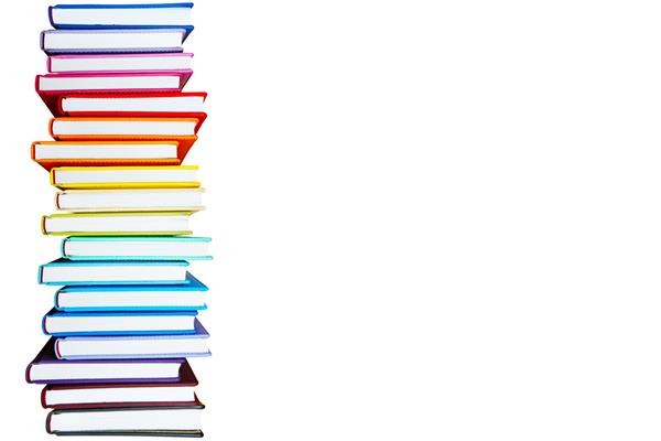 کتاب‌هایی با جلد کتاب‌های رنگارنگ روی هم چیده شده‌اند جدا شده روی پس‌زمینه سفید الگوی آموزشی یا تجاری روشن با فضای کپی