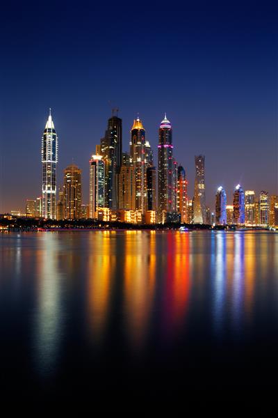 دبی امارات متحده عربی - 25 ژوئن افق مارینا دبی که از نخل جمیرا در 25 ژوئن 2013 در دبی امارات دیده می شود این بخش از دبی دارای آسمان خراش های بیش از 50 طبقه بیشتر از منهتن است