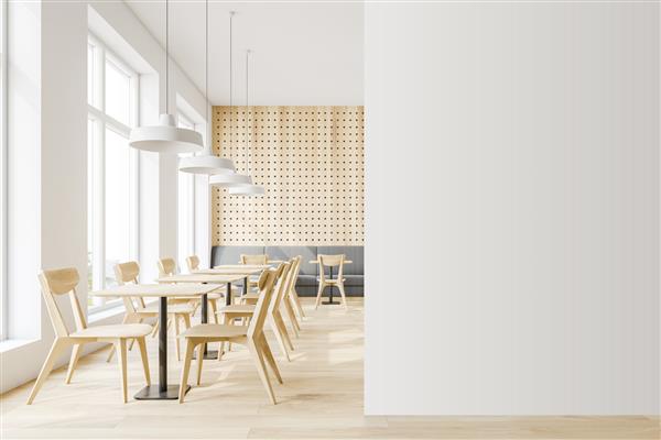 فضای داخلی کافه مینیمال با دیوارهای سفید و چوبی کف چوبی مبل راحتی و میزهای چوبی با صندلی ماکت کردن دیوار در سمت راست رندر سه بعدی