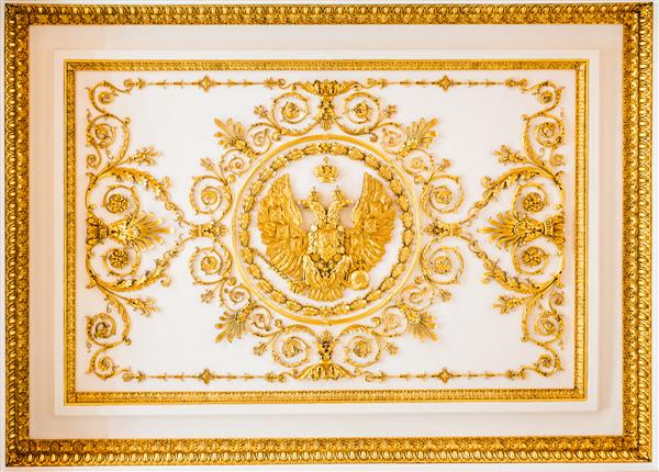 نشان عقاب دو سر طلایی در سقف اتاق تخت در موزه ارمیتاژ سنت پترزبورگ روسیه در 23 ژوئیه 2019