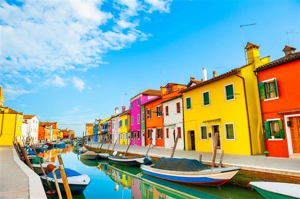 خانه های رنگارنگ روی کانال در جزیره بورانو ونیز ایتالیا مقصد سفر معروف