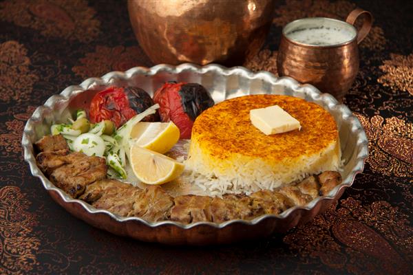 یک غذای کباب ایرانی با نوشیدنی برنج و ماست