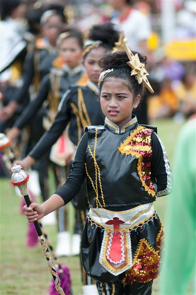 kO SAMUI SURAT THANI - 19 ژوئیه دانش آموزان ناشناس تایلندی 13 تا 16 ساله با لباس مراسم در طول رژه ورزشی در 19 ژوئیه 2012 در کو سامویی سورات تانی تایلند