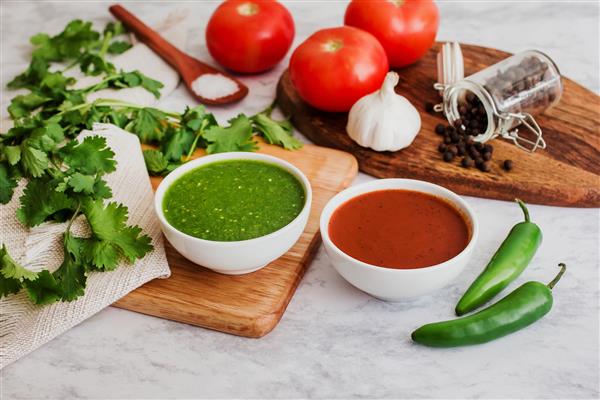 سس قرمز و سبز مکزیکی سس تند فلفل چیلی تند تهیه شده با فلفل سیر و گوجه فرنگی غذا در شهر مکزیکو